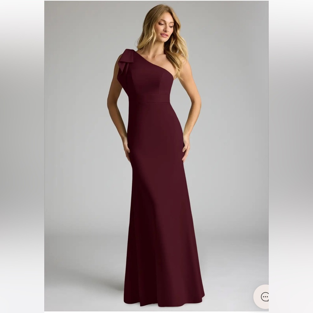 Azazie Rinna Crepe Cabernet Size A8, fits like a 4/6
One-Shoulder Gown